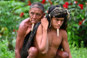 Porta il padre in spalla per 12 ore per farlo vaccinare, l’eroica missione di un figlio: “Unico modo per salvarlo dal Covid”