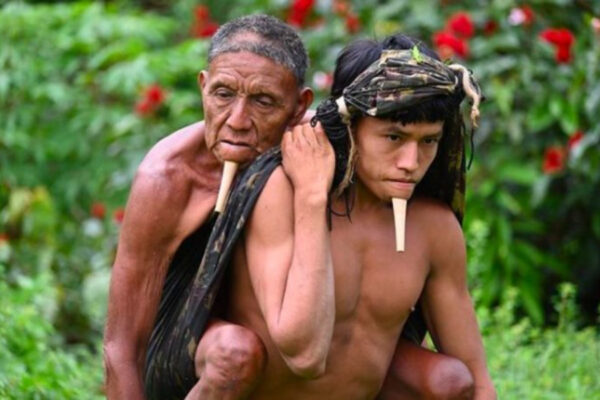 Porta il padre in spalla per 12 ore per farlo vaccinare, l’eroica missione di un figlio: “Unico modo per salvarlo dal Covid”