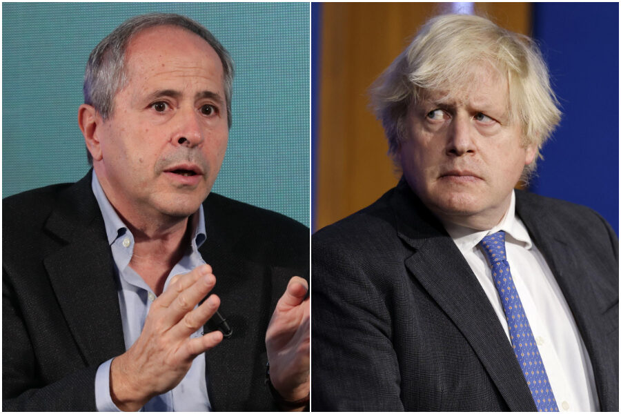 Boris Johnson riapre per far circolare il virus fra i non vaccinati, Crisanti: “Dovremmo farlo anche noi”