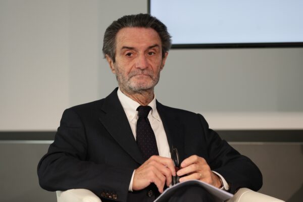 Lo “scandalo dei camici” non era uno “scandalo”: chiesta l’archiviazione per Fontana