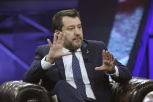Lega al bivio: Salvini in bilico tra posizione sovraniste e moderate