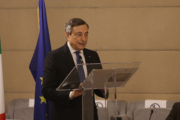 Sondaggi, è caccia al leader: Draghi il più amato dagli italiani