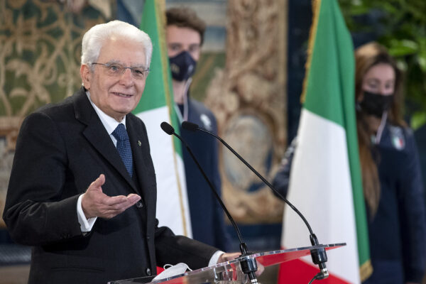 Mattarella a Palazzo Chigi, la pazza idea che permetterebbe di proseguire il ticket con Draghi al Quirinale Mattarella a Palazzo Chigi, la pazza idea che permetterebbe di proseguire il ticket con Draghi al Quirinale