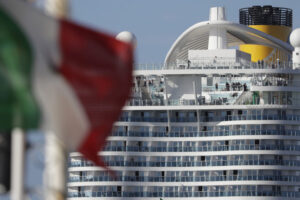 Focolaio in crociera, 150 positivi al covid sulla nave: “Al via gli sbarchi e i trasferimenti protetti” Focolaio in crociera, 150 positivi al covid sulla nave: “Al via gli sbarchi e i trasferimenti protetti”