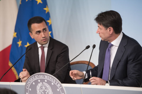 Agguato di Di Maio a Conte: il ministro degli esteri affonda l’avvocato del popolo e tratta da solo su tutto