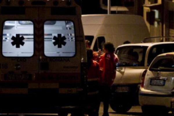 “Correte, è caduta dal balcone”, bimba di 3 anni precipita dal quarto piano: è gravissima