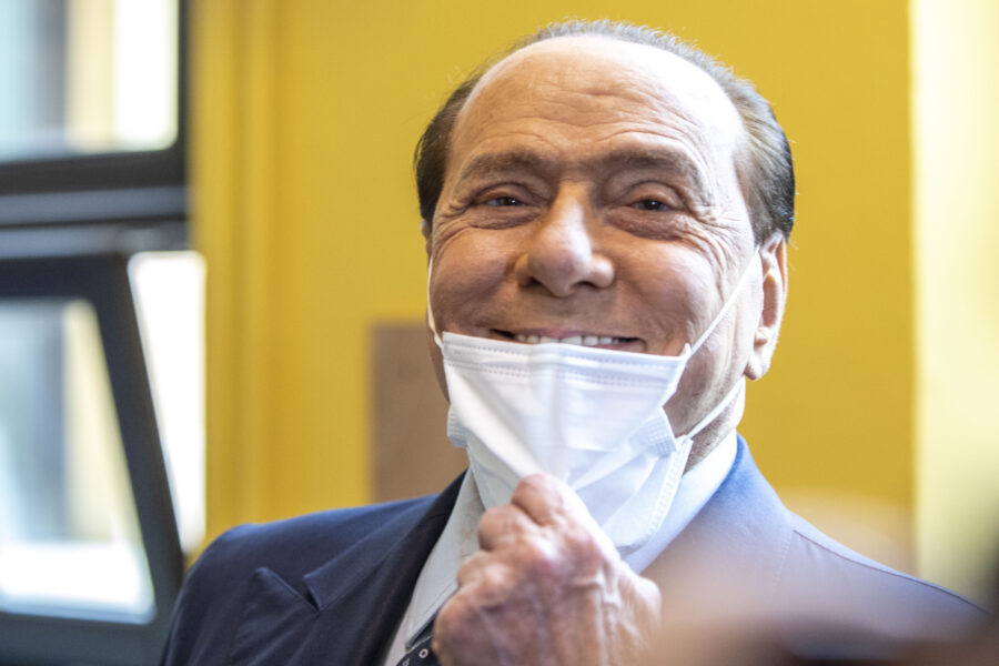 SILVIO BERLUSCONI AL SEGGIO ELETTORALE