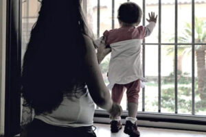 Stop a bimbi in carcere, la politica verso la civiltà: primo ok alla Camera. “Mai più innocenti in cella”