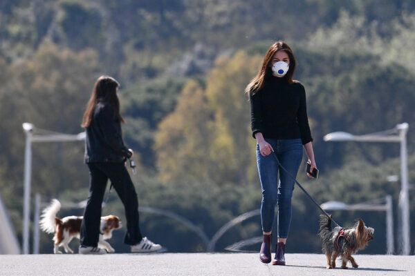 Foto Alfredo Falcone/LaPresse 
03 Aprile 2020 Roma, Italia 
cronaca 
Emergenza COVID-19 (Coronavirus) a Roma. 
Nella foto: una ragazza passeggia con il suo cane
Photo Alfredo Falcone/LaPresse 
April 03, 2020 Rome, Italy 
News
COVID-19 (Coronavirus) emergency a Rome. 
In the pic: 
a girl walks with her dog