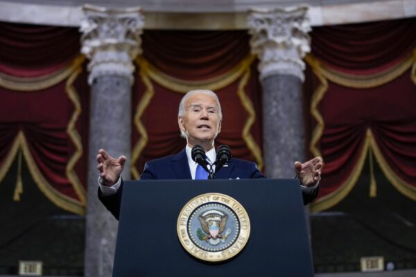 Biden nell’anniversario di Capitol Hill attacca Trump: “Da lui menzogne, cercò di sovvertire il voto”