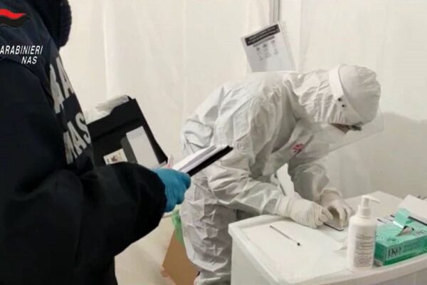 Finte vaccinazioni in cambio di soldi, arrestati infermieri dell’Asl di Napoli: i No Vax pagavano 150 euro