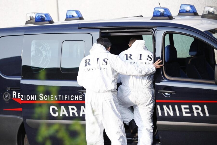 Uccide la moglie a coltellate mentre le figlie dormono, fermato in fuga ancora insanguinato: la coppia si stava separando