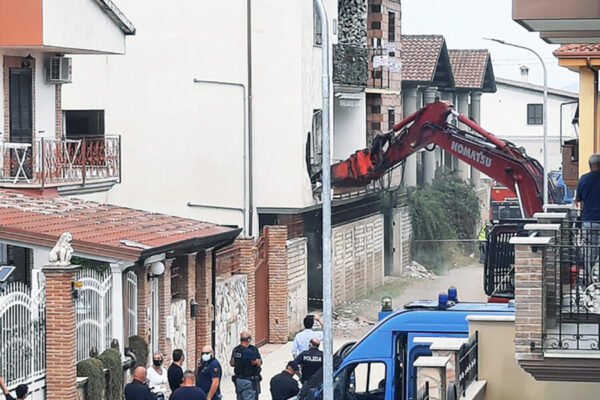 Case abusive, il Comune si sveglia: “Bisogna rivisitare il Piano regolatore vecchio di 30 anni”