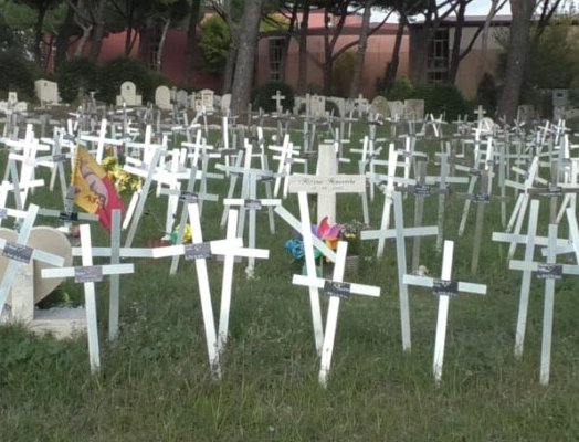 Cimitero dei feti, al Flaminio ci sono ancora le croci con i nomi: “La Procura ha chiesto l’archiviazione”
