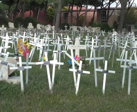 Cimitero dei feti, al Flaminio ci sono ancora le croci con i nomi: “La Procura ha chiesto l’archiviazione”