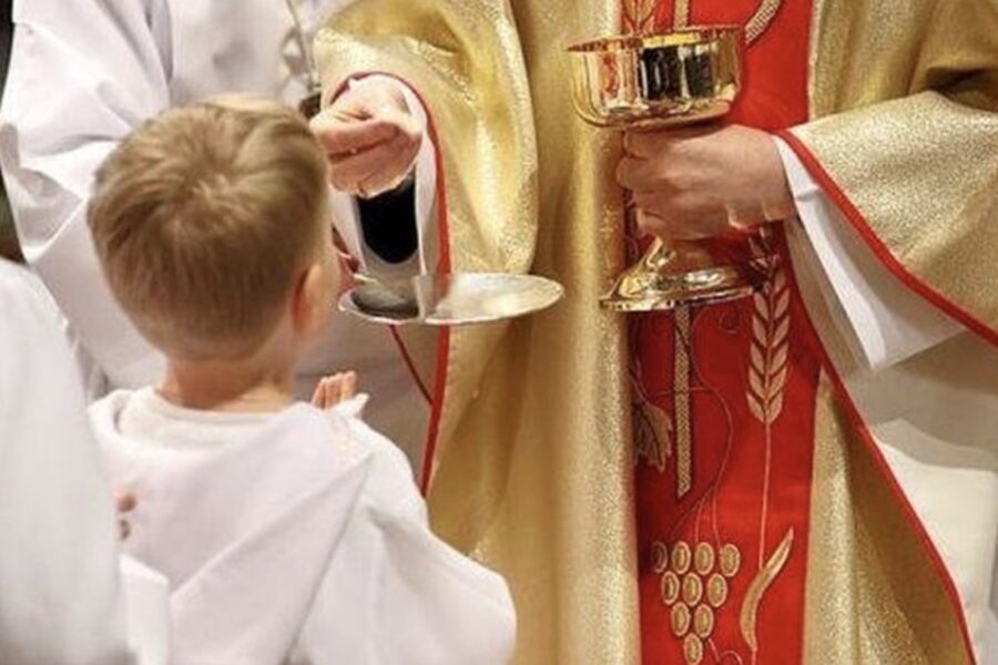 “Niente comunione dai preti No Vax”, la linea dura del vescovo casertano contro i sacerdoti non vaccinati