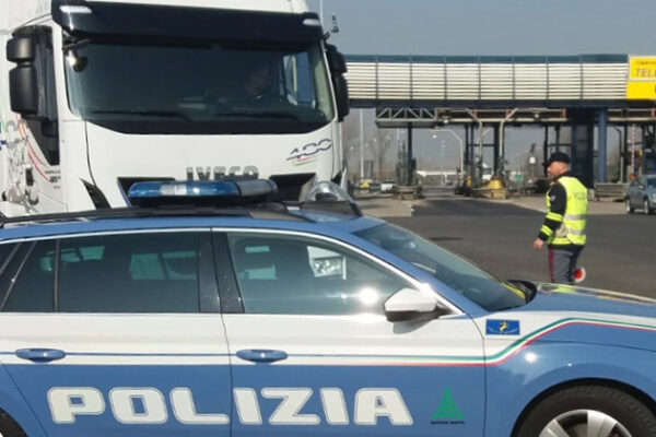 Guida ubriaco al volante e semina il panico sull’A1 per oltre 50 chilometri, camionista trovato con le bottiglie in cabina