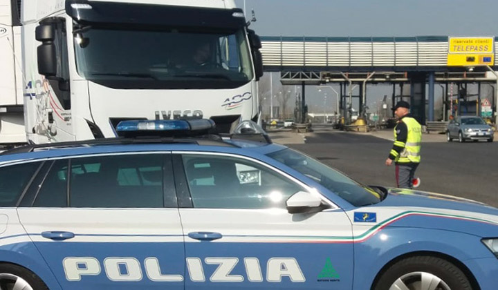 Guida ubriaco al volante e semina il panico sull’A1 per oltre 50 chilometri, camionista trovato con le bottiglie in cabina