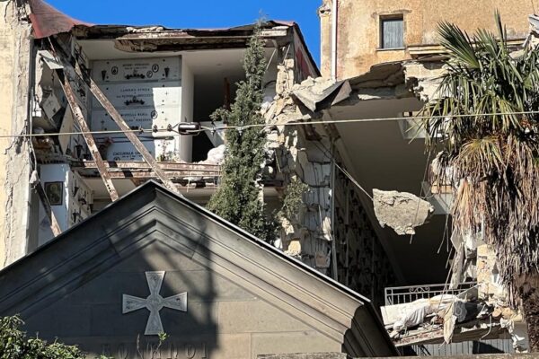 Crollo al cimitero di Poggioreale, a Napoli non c’è pace nemmeno per i morti