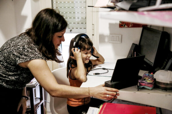 Foto Cecilia Fabiano/ LaPresse 
12 Maggio 2020 Roma (Italia)
Cronaca 
Fase 2 : La famiglia Ricci Valentini  ha vissuto il lockdown con cinque figli in casa gestendo lavoro e scuola , la mancata riapertura delle scuole crea difficoltà di gestione ed organizzazione anche in previsione di una ripresa delle attività lavorative 
Nella Foto : Eleonora si connette con la classe aiutata da mamma Beatrice 
Photo Cecilia Fabiano/LaPresse
May 12 , 2020 Rome (Italy) 
News
Phase 2 : The Ricci Valentini family experienced the lockdown with five children at home managing work and homeschooling , since the schools are still closed the family have many management and organization difficulties especially  if happens a resumption of work activities
In the pic : Eleonora connects with the class helped by mom Beatrice