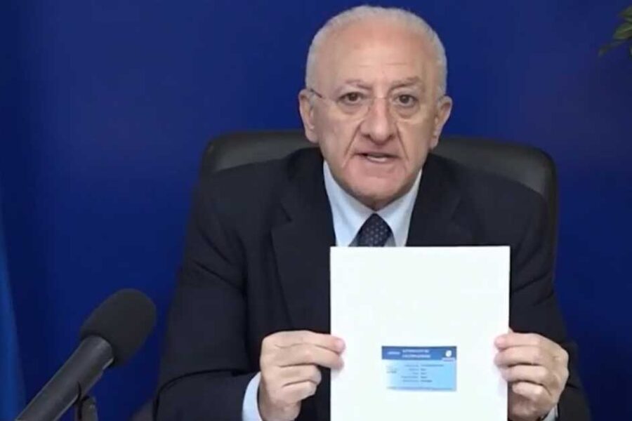 De Luca e il ‘flop’ delle card vaccinali della Regione: costate 3 milioni di euro, finiscono sotto inchiesta dalla Corte dei conti