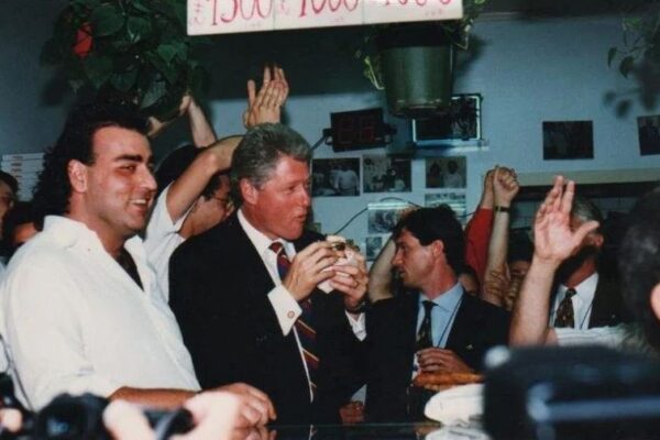 Morto Nicola Di Matteo, storico pizzaiolo dei Tribunali a Napoli: celebre la sua foto con Clinton durante il G7