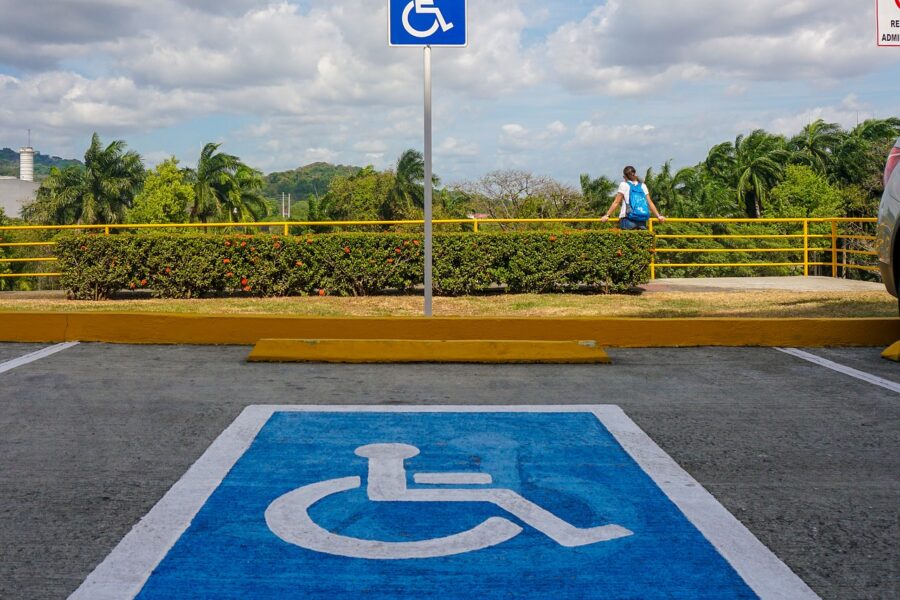 Disabili chiedono di far rispettare le regole, il poliziotto sbotta: “Parcheggiate ovunque, siete più cattivi voi”