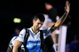 Djokovic deve lasciare l’Australia, annullato il visto per la seconda volta: ma l’espulsione del tennista è sospesa