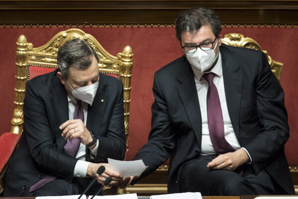 Foto Roberto Monaldo / LaPresse
27-04-2021 Roma
Politica
Senato – Comunicazioni del Presidente del Consiglio Mario Draghi sul Recovery plan
Nella foto Mario Draghi, Giancarlo Giorgetti

Photo Roberto Monaldo / LaPresse 
27-04-2021 Rome (Italy) 
Senate – Communications by Prime Minister Mario Draghi on the Recovery plan  
In the pic Mario Draghi, Giancarlo Giorgetti