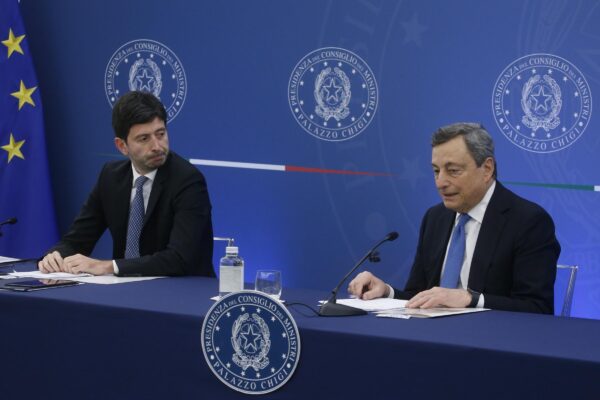 Super green pass a lavoro, l’obbligo vaccinale ‘scende’ per gli over 50: la cabina di regia vaglia la proposta, 5s contrari