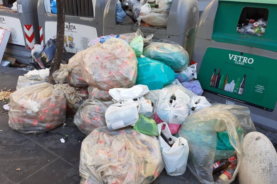 Caos rifiuti, a Napoli monnezza ovunque ma per Asia “non c’è emergenza, è solo colpa del Covid”
