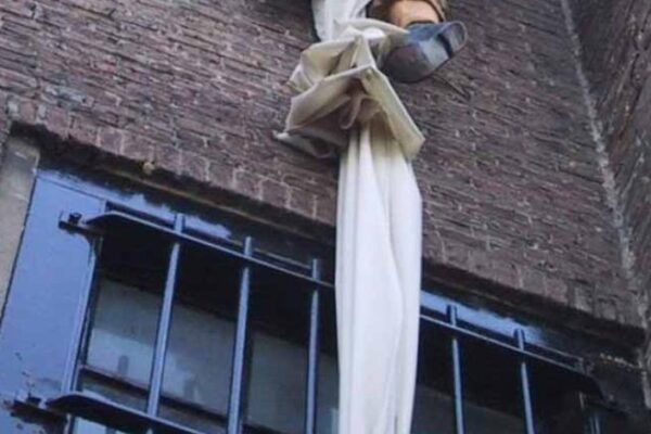 Evadono in tre dal carcere, prima il buco nel muro della cella poi la fuga con un lenzuolo: “Troppe carenze”