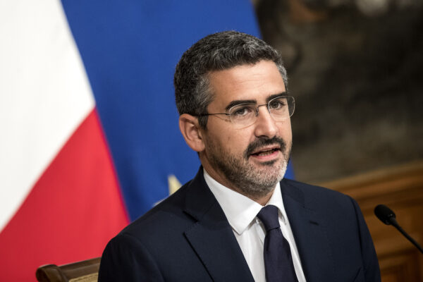 Movimento 5 Stelle a pezzi, scoppia il caso Fraccaro: l’ex ministro ‘colpevole’ di aver trattato voti con Salvini sul Quirinale