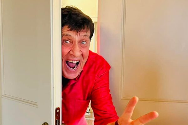 Sanremo 2022, Gianni Morandi rischia l’esclusione ma poi resta in gara: “Errore tecnico dovuto al tutore alla mano”
