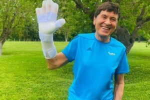 Che ha fatto alla mano Gianni Morandi, il racconto dell’incidente: “Dentro una buca con le fiamme intorno” Che ha fatto alla mano Gianni Morandi, il racconto dell’incidente: “Dentro una buca con le fiamme intorno”