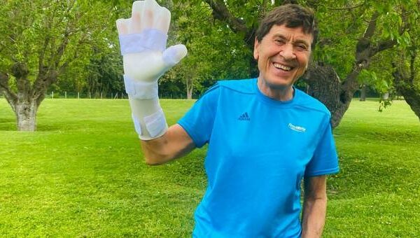 Che ha fatto alla mano Gianni Morandi, il racconto dell’incidente: “Dentro una buca con le fiamme intorno”