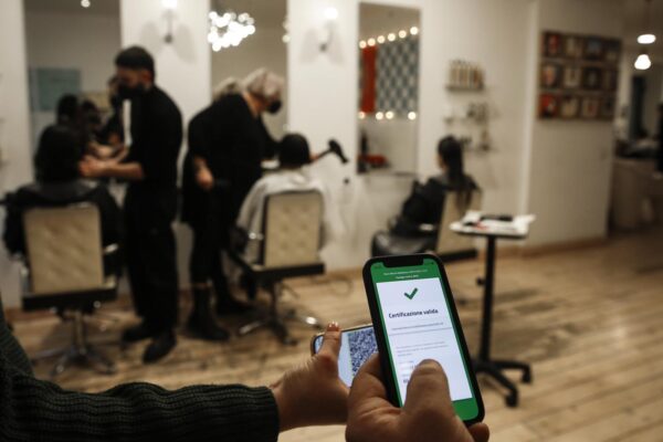 Dove non serve il Green pass: le regole del Dpcm Draghi su supermercati, uffici e negozi