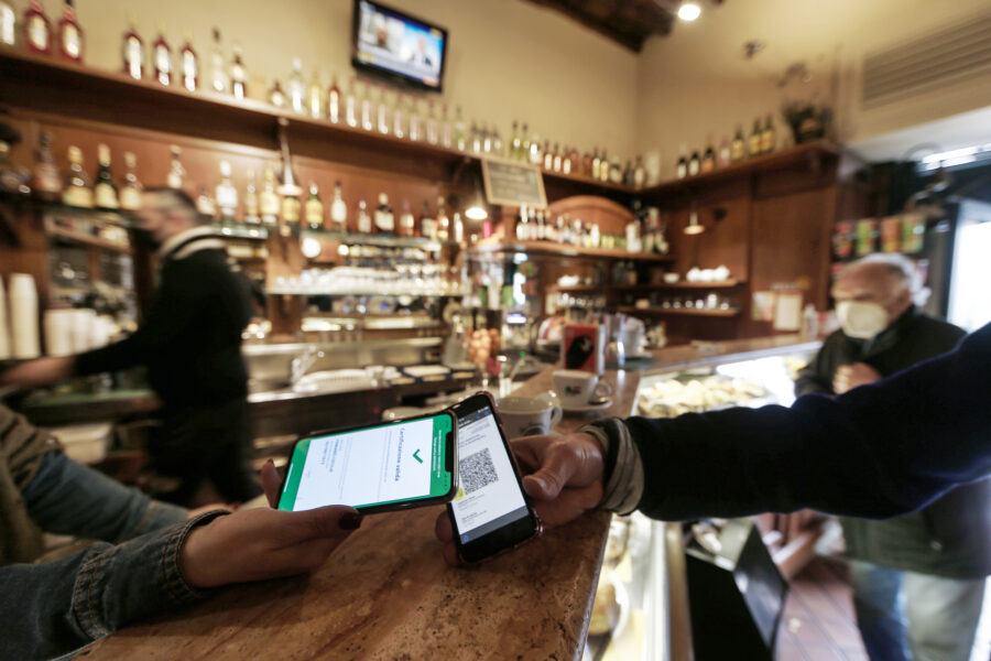 Green pass addio, il governo spinge per la fine dell’emergenza: dal 15 giugno possibile eliminazione dell’obbligo