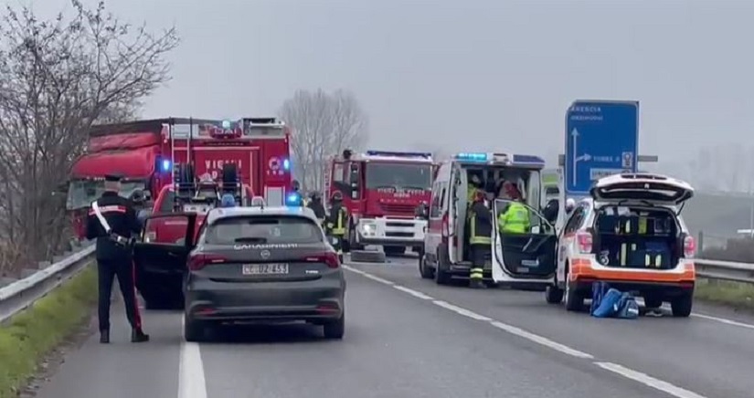 Incidente tra due tir e auto, nello schianto camion perde il bilico: amputata gamba ad autotrasportatore
