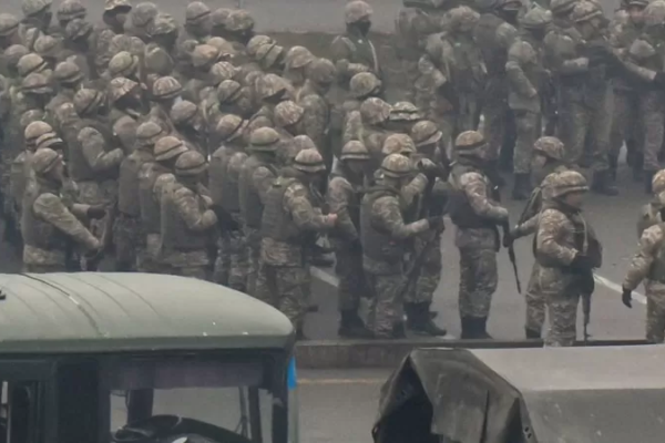 “Sparare sulla folla”, l’ordine del presidente Tokayev per reprimere i manifestanti in Kazakistan