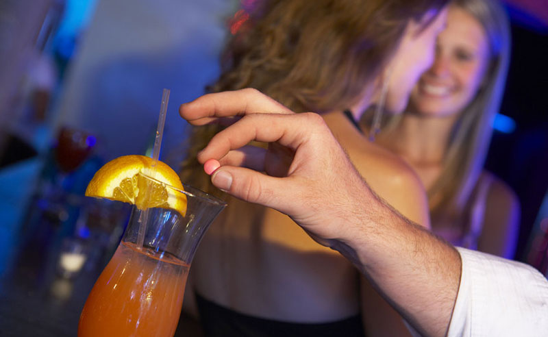 Milano, casa piena di droga dello stupro e super coke. Boom di dosi sintetiche, fermato anche un medico.