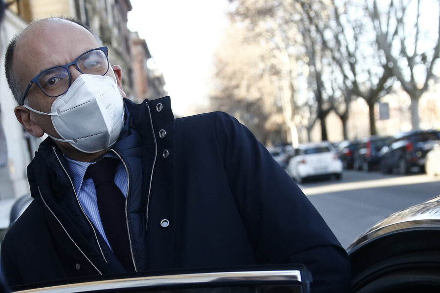 Foto Cecilia Fabiano/ LaPresse 
23 Gennaio 2022  Roma (Italia)
Politica : 
Elezioni del Presidente della Repubblica vertice del centro sinistra alla camera 
Nella Foto : Enrico Letta esce da casa 

Photo Cecilia Fabiano/ LaPresse
January , 23  2022  Rome (Italy) 
News : 
Elections  of the President of the Italian Republic meeting of the progressives coalition
In The Pic : Enrico Letta leaving from home