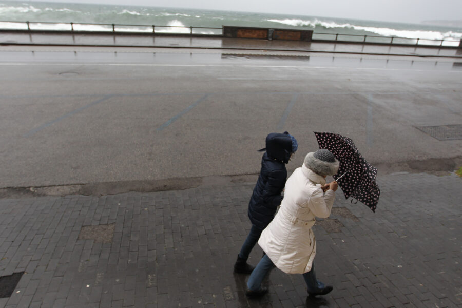 Foto LaPresse – Marco Cantile
30/01/2015 Napoli, Italia
Cronaca
Maltempo e mareggiata nel golfo di Napoli. Sospesi i collegamenti con le isole.

Photo LaPresse – Marco Cantile
01/30/2015 Naples, Italy
News
Bad weather and sea storm in the Bay of Naples. Suspended links with the islands.