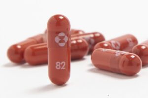 Pillola anti Covid distribuita oggi alle Regioni: chi la può prendere, controindicazioni e quanto costa