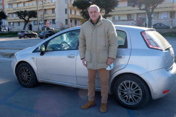 Costretti a vivere in auto, il dramma di Michele e sua moglie: “Siamo malati e al gelo stiamo malissimo, aiutateci” Costretti a vivere in auto, il dramma di Michele e sua moglie: “Siamo malati e al gelo stiamo malissimo, aiutateci”