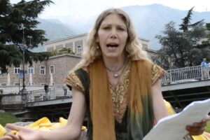 Monica Trettel, l’attrice irriducibile No Vax: “Meglio la fame del vaccino, piuttosto mangio l’erba”