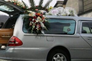Blitz prima del funerale, sequestrati carri funebri senza assicurazione: “Spostate la bara”