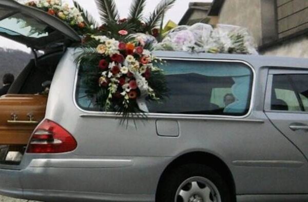 Blitz prima del funerale, sequestrati carri funebri senza assicurazione: “Spostate la bara”