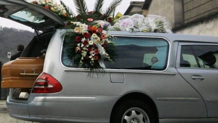 Blitz prima del funerale, sequestrati carri funebri senza assicurazione: “Spostate la bara”