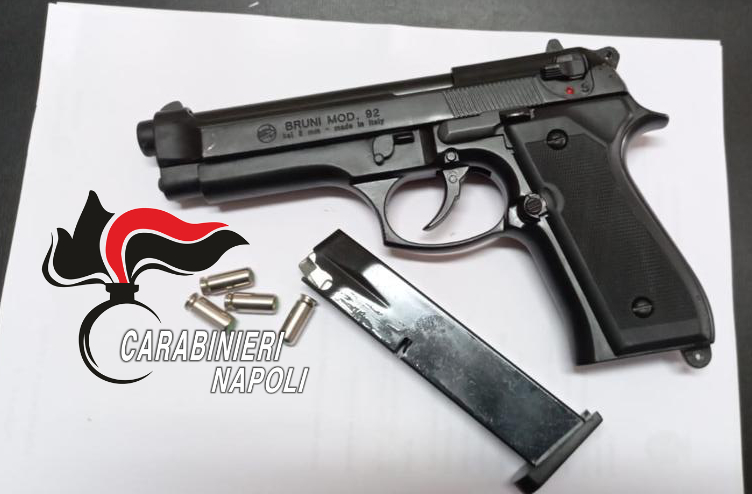 “Metti la mascherina”, lui si rifiuta e tira fuori la pistola: attimi di panico in Circumvesuviana